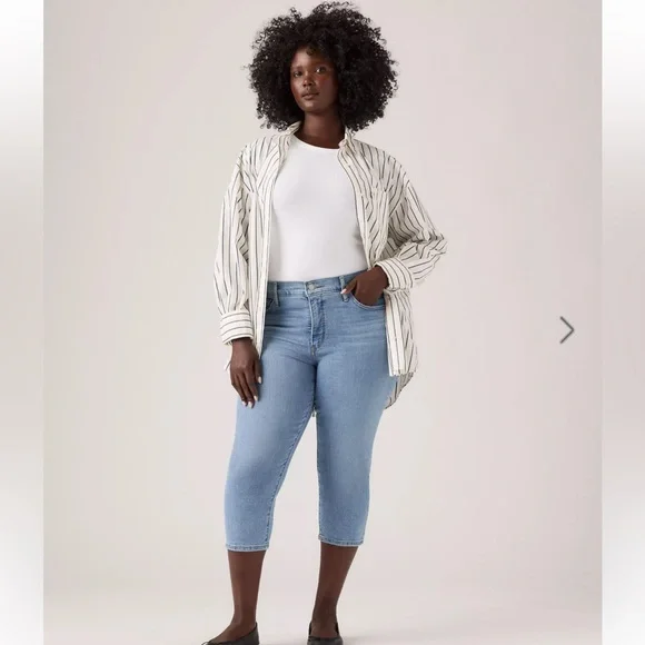 Levi's Women's Cropped Light Blue Jeans - Picture 3 of 16